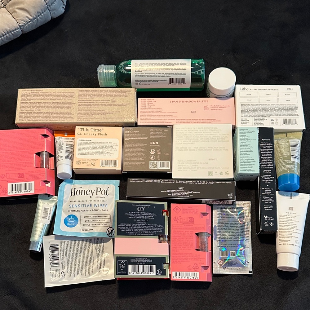 Quilted Beige Makeup Bag with Mixed Beauty Products - Picture 4 of 4